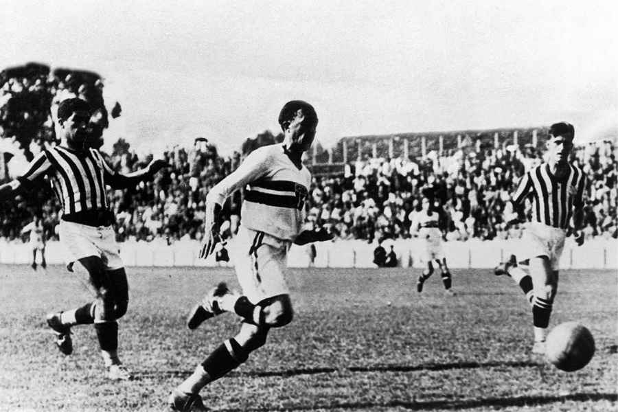 Arthur Friedenreich jugando con la camiseta del São Paulo