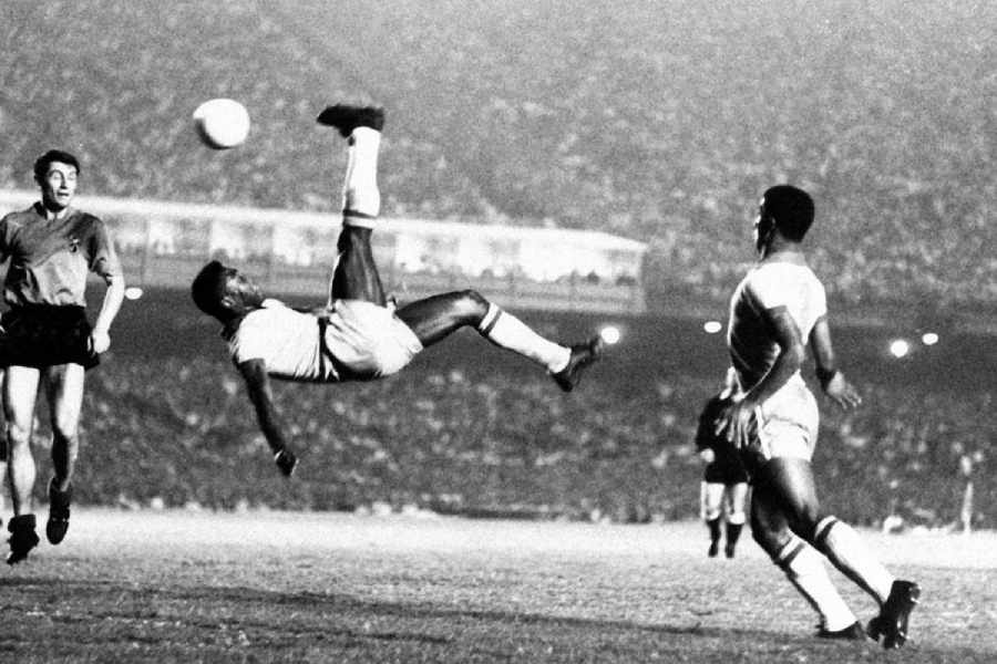 Pelé con el Santos intentando una chilena