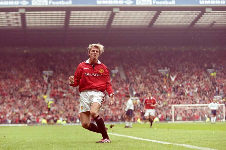 David Beckham celebra un gol vital contra el Tottenham en Old Trafford