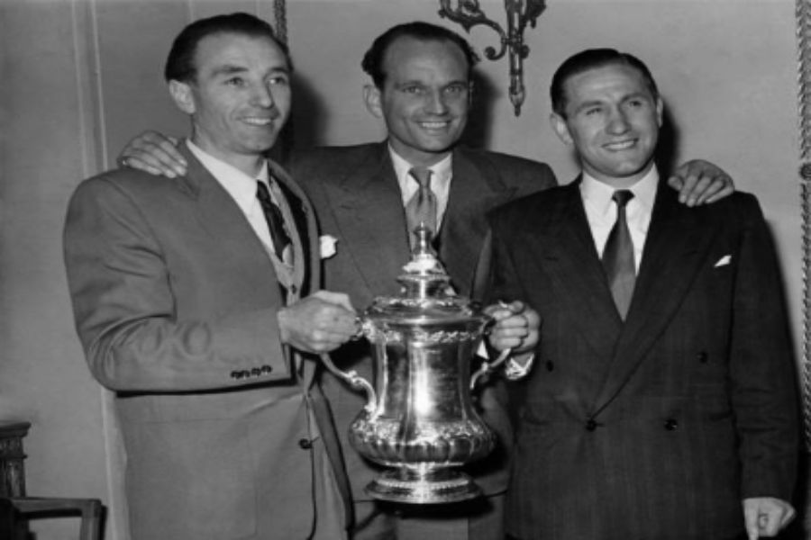 Stanley Matthews posa con la FA Cup, su primer y único título deportivo