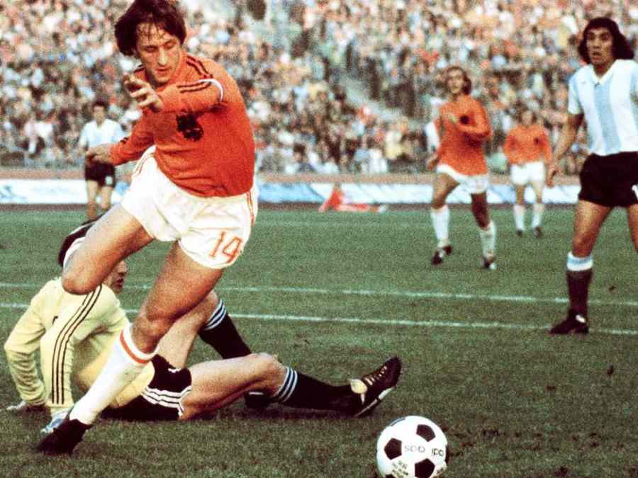 Cruyff en el partido de la segunda fase de grupos contra Argentina