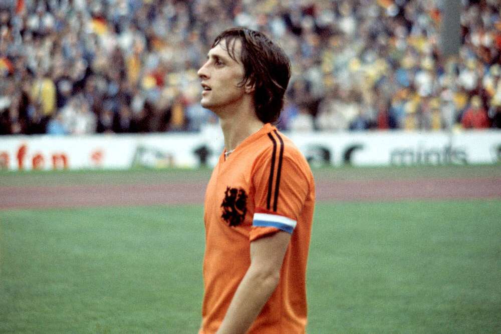 Johan Cruyff con una camiseta de 2 rayas en vez de 3