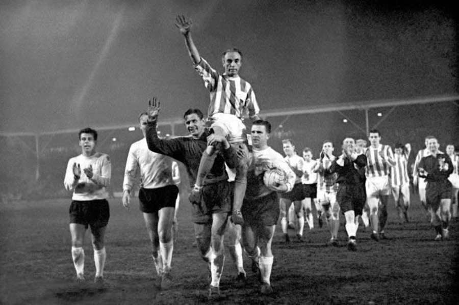 Sir Stanley Matthews sale a hombros de Lev Yashin y Ferenc Puskas en su partido de homenaje