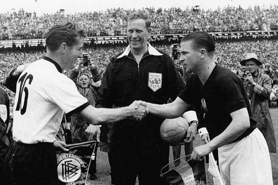 Fritz Walter y Ferenc Puskas, capitanes de Alemania y Hungría, se saludan antes de la final