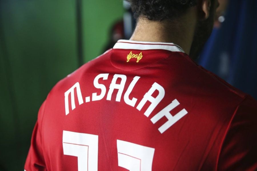 Salah, jugador del Liverpool, con el 96 en el cuello de la camiseta