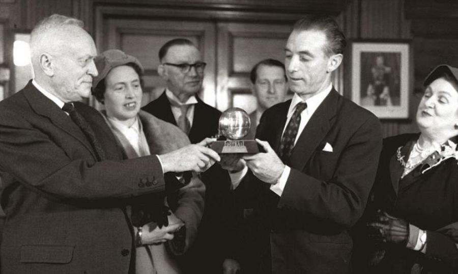 Stanley Matthews recibe el Balón de Oro en 1956