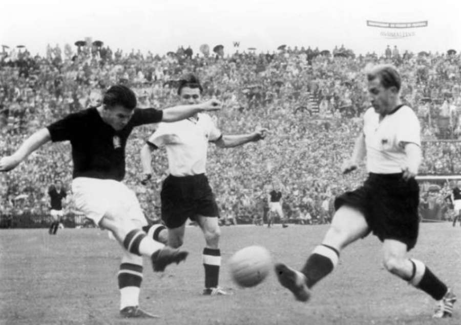 Ferenc Puskas tirando a portería durante la final del Mundial de 1954