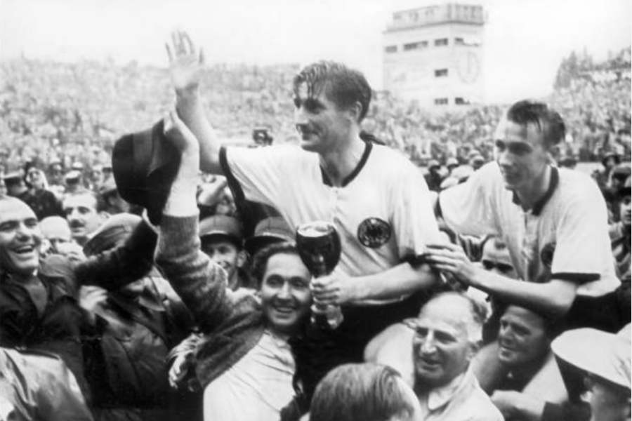 Fritz Walter, capitán alemán, levantando el trofeo Jules Rimet