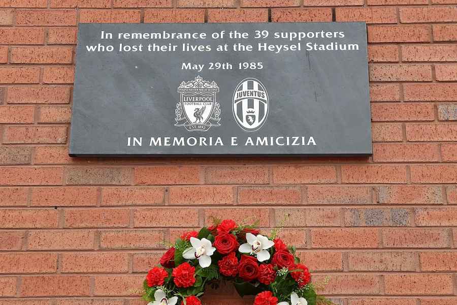 Placa de homenaje a las víctimas de la Tragedia de Heysel en Anfield, estadio del Liverpool