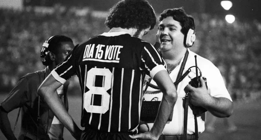 Sócrates luciendo la camiseta del Corinthians con el mensaje afavor del referéndum