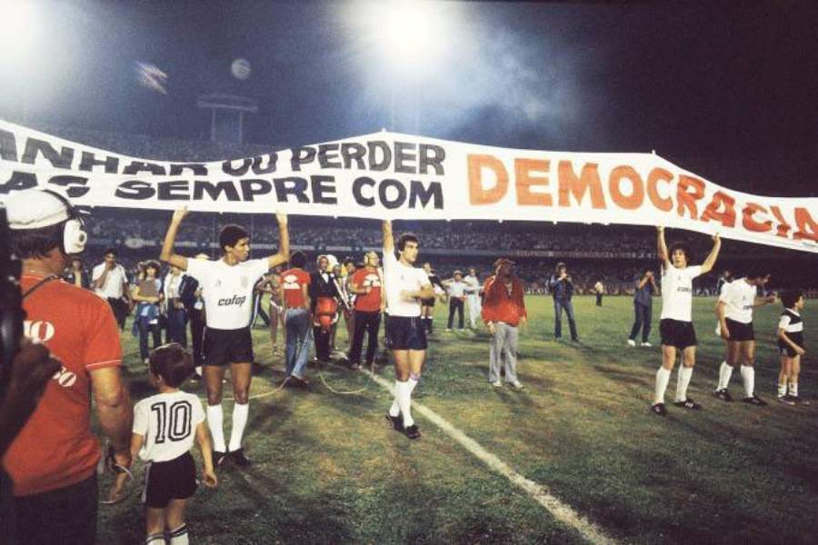 Jugadores del Corinthians con una pancarta en defensa de la democracia