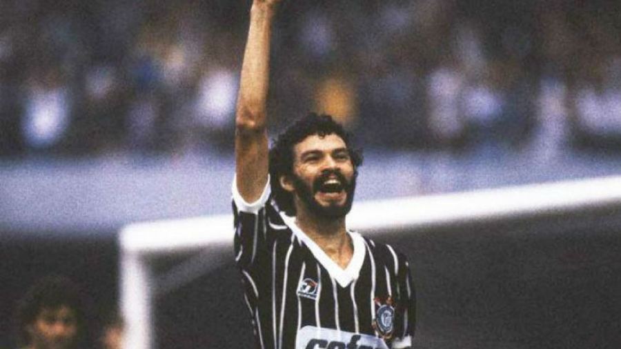 Sócrates celebra un gol con el Corinthians