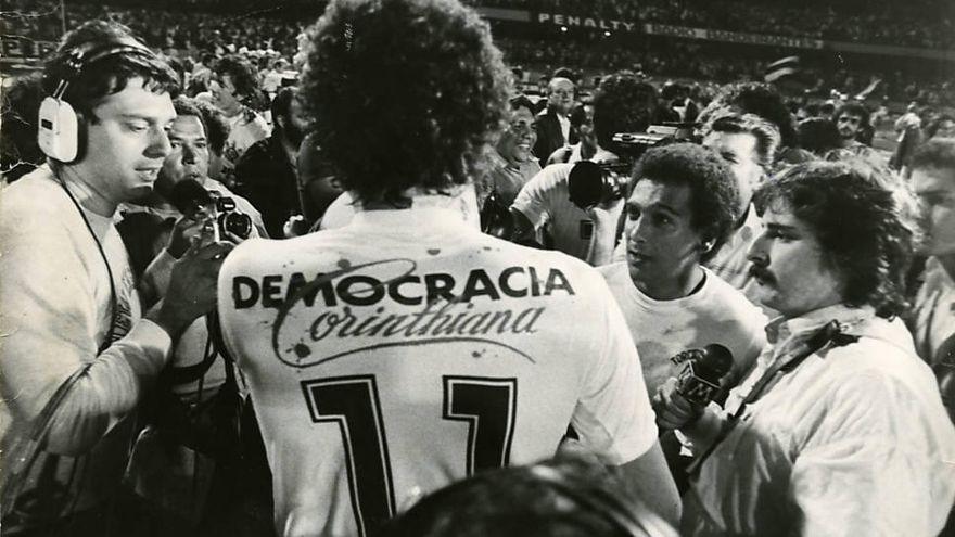 Sócrates con la camiseta defendiendo la "Democracia Corinthiana"