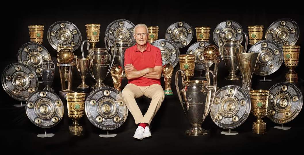 Foto para la historia: Beckenbauer posa con todos sus títulos