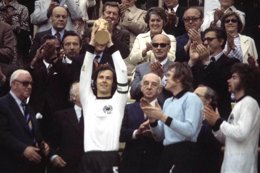 Levantando el trofeo que lo acreditaba como campeón del mundo en 1974