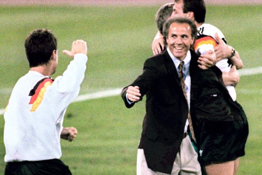 Beckenbauer celebrando la victoria en el Mundial de 1990 como entrenador