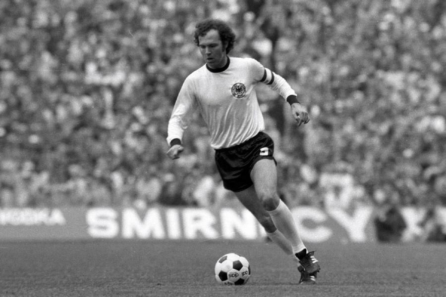 Franz Beckenbauer jugando su tercer y último mundial en 1974