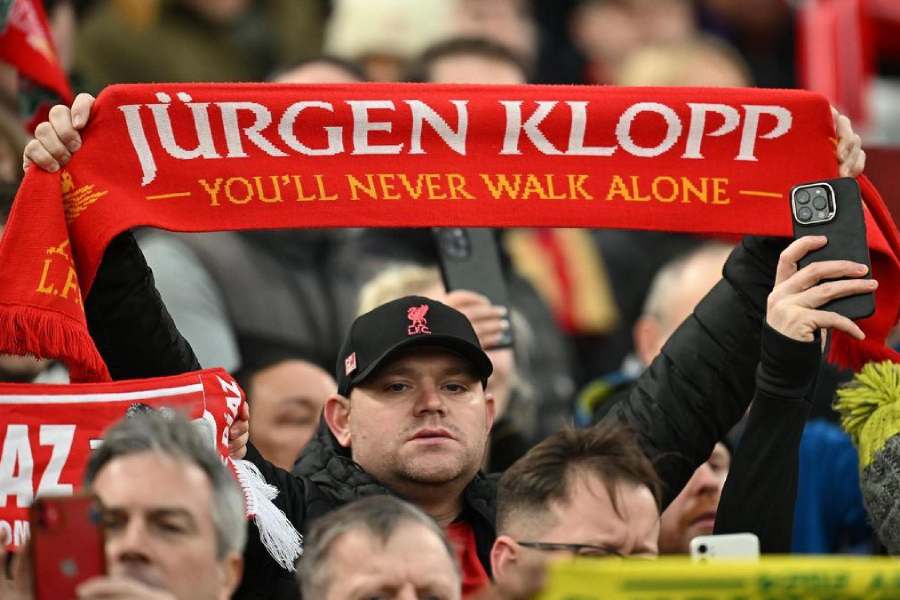 Aficionado con bufanda de Jürgen Klopp en The Kop