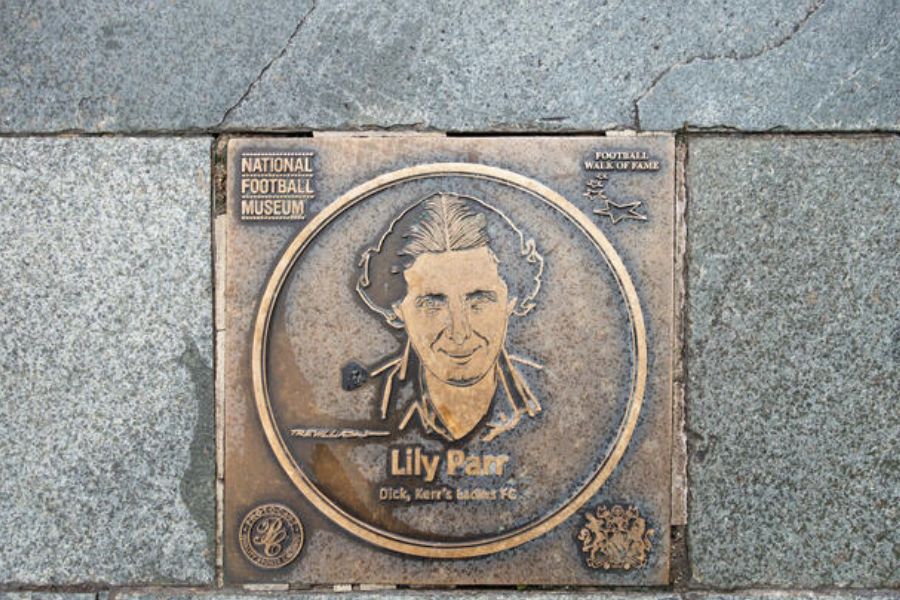 Placa de Lily Parr en el paseo de la fama del fútbol en el Museo Nacional del Fútbol en Manchester, Inglaterra